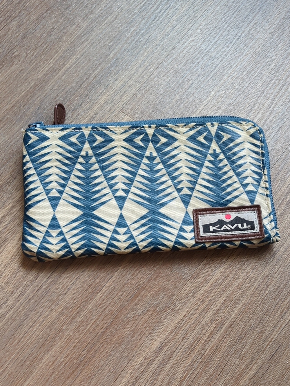 Kavu Blue & Cream Geometric Zip Wallet Clutch Case